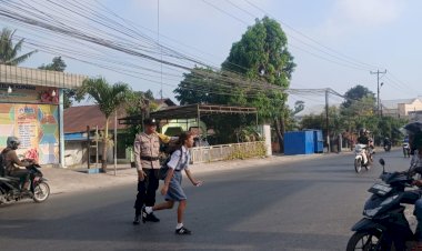 Strong-Point-Pagi-Polsek-Maulafa:-Polisi-Hadir-Atur-Lalu-Lintas-dan-Bantu-Penyeberangan-Pelajar.