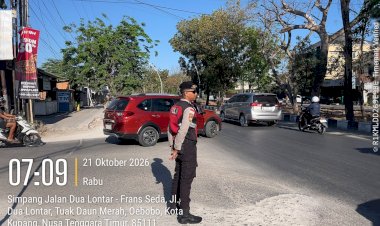 Jaga-Kelancaran-Arus-Lalu-Lintas,-Personel-Samapta-Polresta-Kupang-Kota-Bantu-Pengaturan-dan-Penyeberangan-Warga.