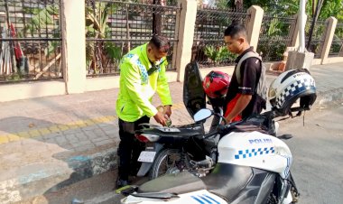 Sigap-dan-Humanis,-IPDA-Nyoman-Pasek-Kanit-Patwal-Satlantas-Polresta-Kupang-Kota-Bantu-Pengendara-Kehabisan-BBM-di-Jalan-Raya.