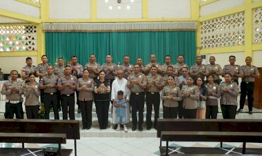 Polresta-Kupang-Kota-Gelar-Minggu-Kasih-di-Gereja-Santo-Yoseph-Naikoten:-Perkuat-Sinergi,-Bagikan-Nomor-Layanan-Langsung-ke-Umat.