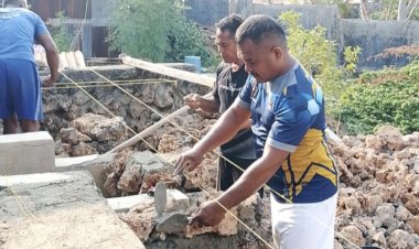 Ringankan-Beban-Warga,-Bhabinkamtibmas-Mantasi-Bersama-Masyarakat-Gotong-Royong-Bangun-Rumah-Layak-Huni