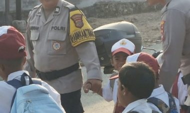 Hadirkan-Rasa-Aman-di-Pagi-Hari,-Kapolsek-Alak-Bersama-Personel-Bantu-Siswa-Menyeberang-Jalan.