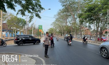 Pastikan-Aktivitas-Pagi-Hari-Berjalan-Lancar,-Kapolsek-Kota-Raja-Kerahkan-Personel-di-Titik-Rawan-Kemacetan.