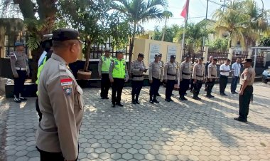 Pimpin-Apel-Pagi,-Kapolsek-Kota-Raja-AKP-Leyfrids-Mada-Tekankan-Disiplin-Personel-dan-Evaluasi-Pelaksanaan-Tugas.