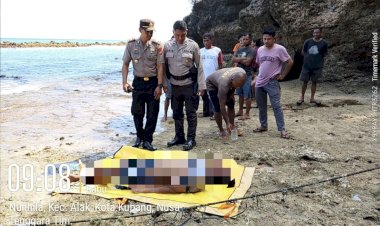 Polsek-Alak-Evakuasi-Jenazah-Pria-yang-Ditemukan-di-Pesisir-Pantai-Nunhila