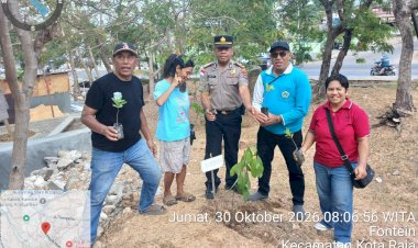 Dukung-Program-Quick-Wins-Kapolri,-Polsek-Kota-Raja-Bersama-Warga-Tanam-20-Anakan-Pohon-di-Taman-Fontein