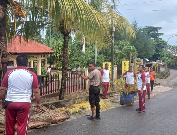 Polsek Kota Raja Laksanakan Apel Pagi, Olahraga, dan Kerja Bakti Membersihkan Lingkungan, Dipimpin Kapolsek AKP Frids Mada.