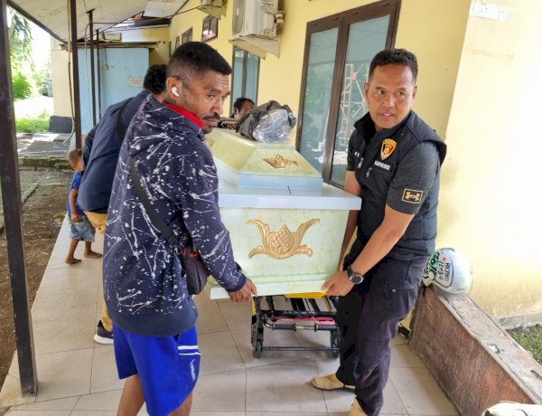 Wujud Kepedulian Polri, Kapolsek Maulafa dan Jajaran Layat serta Bantu Mobilisasi Jenazah Korban Pengeroyokan di Sikumana.