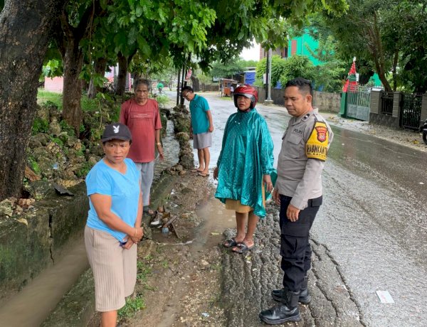 Cegah Genangan Air Akibat Sampah, Bhabinkamtibmas Kayu Putih Pantau Pembersihan Saluran Air