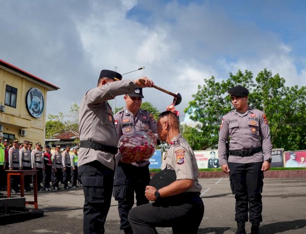 Tradisi Siraman Air Kembang Warnai Kenaikan Pangkat Pengabdian Kabag Log Polresta Kupang Kota.