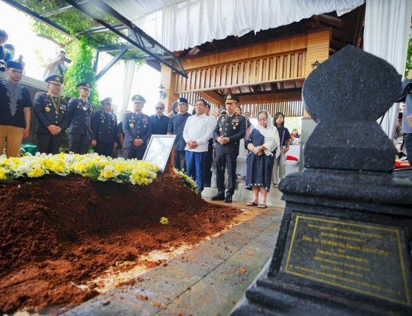 Hadiri Pemakaman, Kapolri: Pesan Eyang Meri Jadi Inspirasi dan Semangat Keluarga Besar Polri.