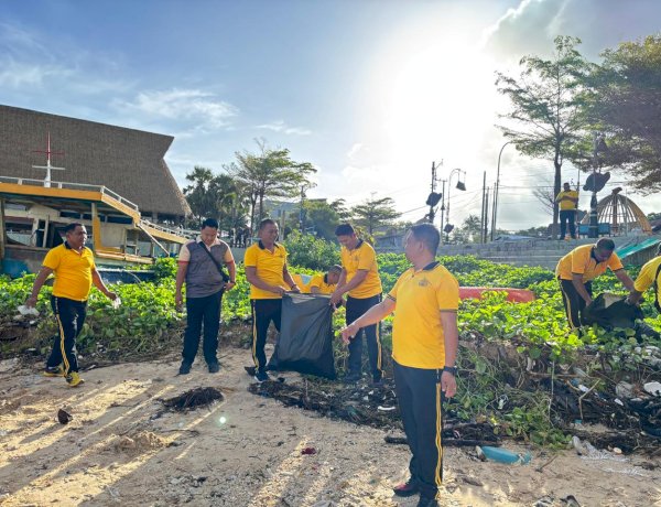 Dukung Program Indonesia ASRI, Wakapolresta Kupang Kota Terjun Langsung dalam Aksi Bersih Pantai Kelapa Lima.