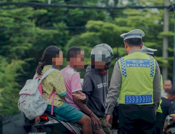 Satlantas Polresta Kupang Kota Berikan Imbauan Humanis Tertib Lalu Lintas di Bundaran Tirosa