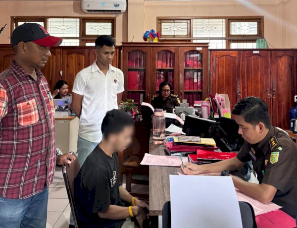 Berkas Lengkap, Satreskrim Polresta Kupang Kota Limpahkan Tersangka Kasus Anak Tikam Ayah Kandung ke Kejaksaan.