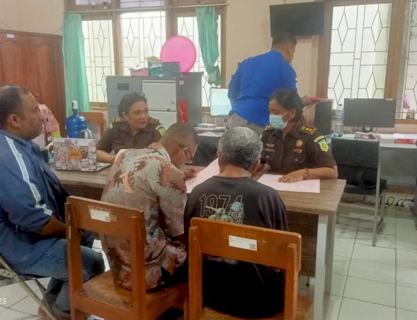Polsek Kota Lama Resmi Limpahkan Tersangka Pembunuhan di Lapak Semangka Kelapa Lima ke Kejari Kota Kupang