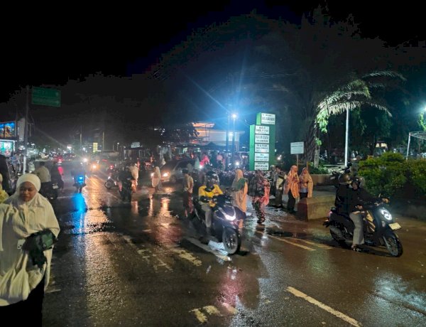 Polsek Maulafa Jaga Keamanan Pasar Takjil dan Shalat Tarawih, Lalu Lintas Tetap Lancar.