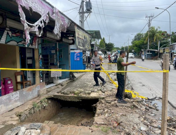 Cegah Kecelakaan di Jalur Sekolah, Bhabinkamtibmas Oepura Pasang Garis Polisi dan Bersihkan Saluran Air.