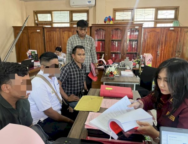 Polsek Maulafa Limpahkan Tersangka Penganiayaan ke Kejari Kota Kupang