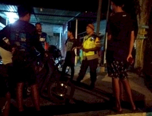 Patroli Dialogis Bhabinkamtibmas Batuplat Bubarkan Sekelompok Pemuda Konsumsi Miras