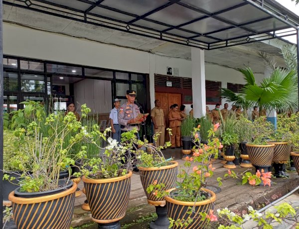 Kapolsek Kota Lama Beri Motivasi Siswa SMAN 2 Kota Kupang Saat Pimpin Upacara Bendera