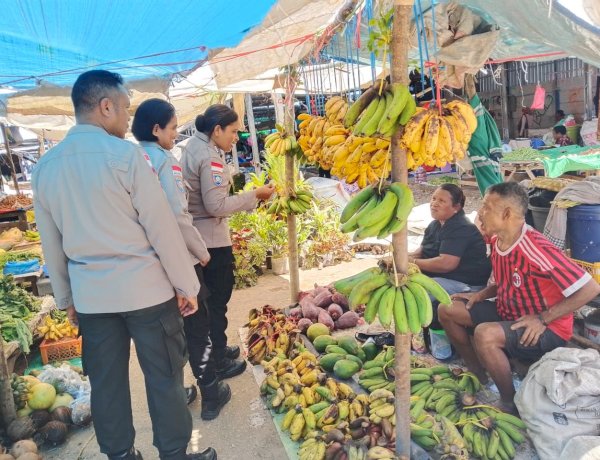 Satbinmas Polresta Kupang Kota Laksanakan Binluh di Pasar Oesapa Jelang Idul Fitri 1447 H
