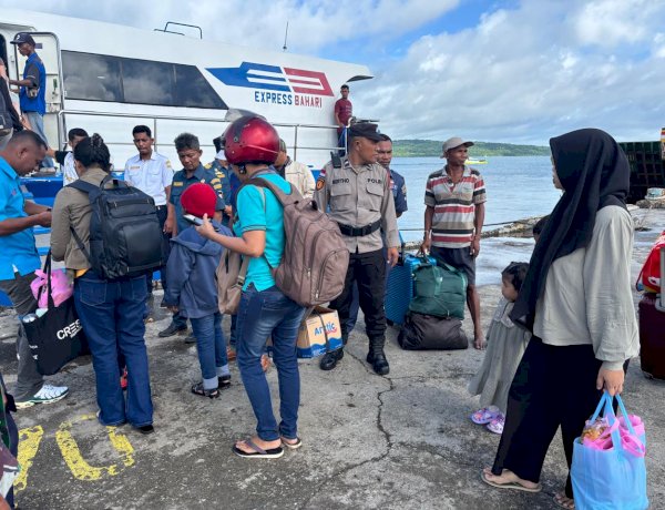Arus Mudik Lebaran Meningkat, Polsubsektor Tenau Siaga di Dermaga Pelabuhan.