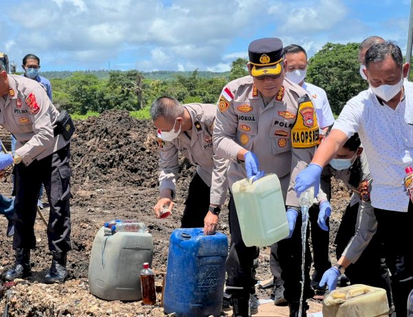 Komitmen Berantas Kriminalitas, Kapolresta Kupang Kota Pimpin Pemusnahan 5.376 Liter Miras Ilegal di TPA Alak.