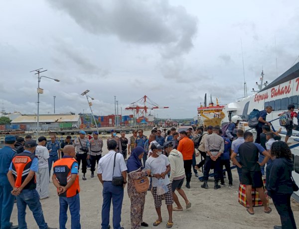 Mudik Lebaran 2026, Polsubsektor Tenau Pastikan Arus Penumpang Kapal Aman dan Tertib.