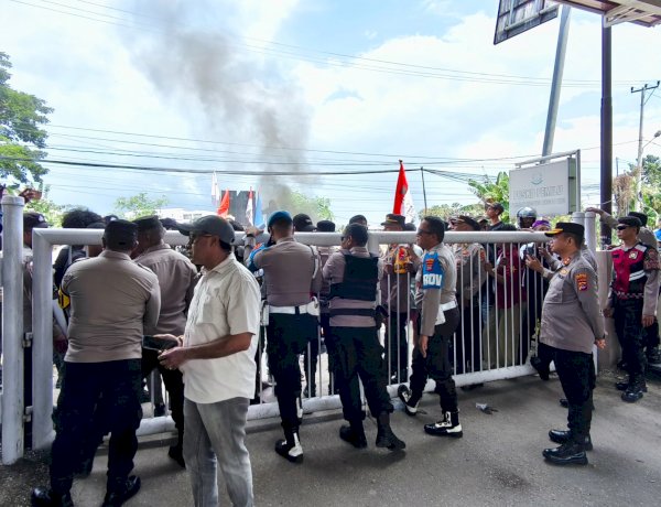 Humanis dan Profesional, Wakapolresta Kupang Kota Pimpin Pengamanan Aksi Unras di Depan Kejati NTT.