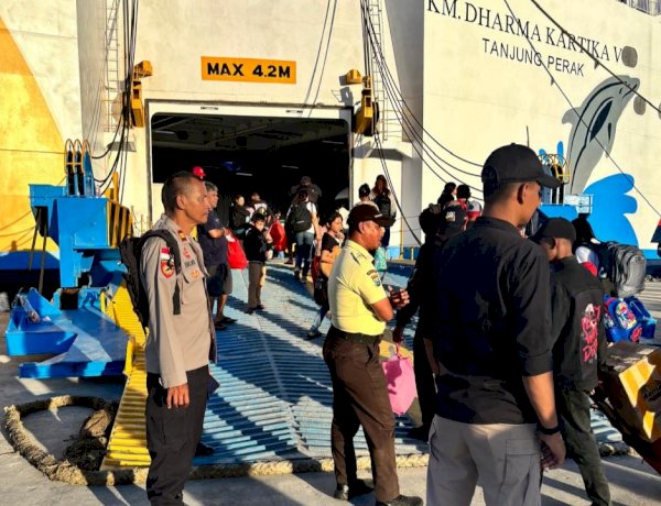 Arus Balik Lebaran, 1.125 Penumpang Tiba di Kota Kupang, Polsubsektor Pelabuhan Tenau Siaga Amankan Kedatangan KM. Dharma Kartika V.