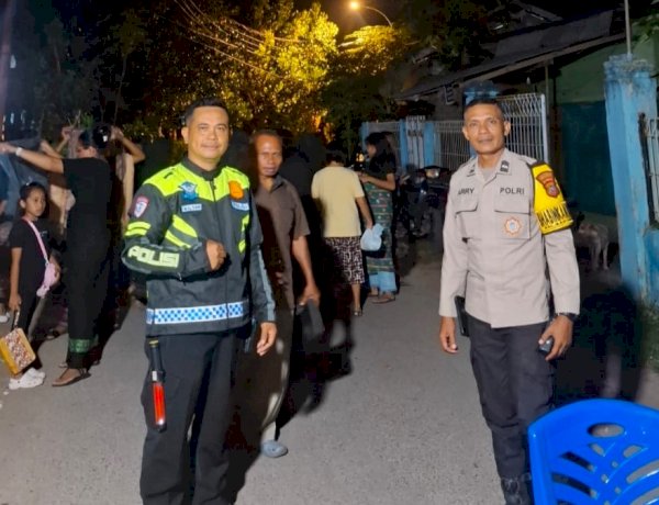 Hadir di Tengah Warga, Bhabinkamtibmas Bakunase Dua Amankan Jalan Salib di Labat.