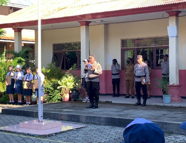 Satbinmas Polresta Kupang Kota Edukasi Pelajar Lewat Upacara Bendera di SMP Negeri 1 Kota Kupang