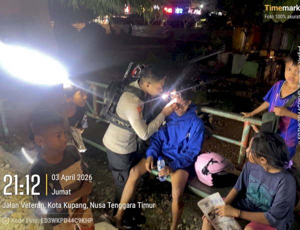 Respon Cepat Tim Patroli Samapta Polresta Kupang Kota Evakuasi Korban Laka Lantas di Lampu Merah Fatululi.