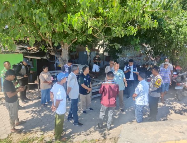 Bhabinkamtibmas Namosain Dampingi Tim Survey Kampung Nelayan, Wujud Dukungan Polri terhadap Program Pemerintah.