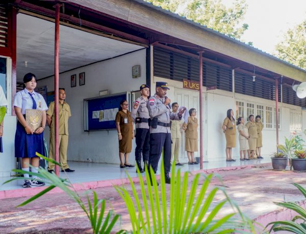 Kasihumas Polresta Kupang Kota Berikan Motivasi dan Imbauan kepada Pelajar SMP Negeri 5  Kota Kupang