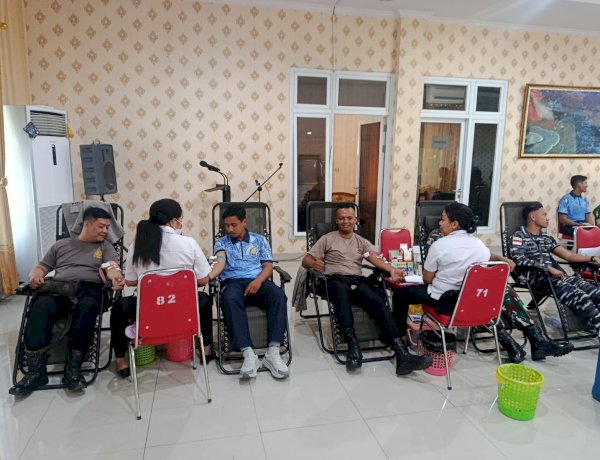Sinergisitas TNI-Polri, Personel Polsek Maulafa Ikuti Donor Darah di Lanud El Tari Kupang.