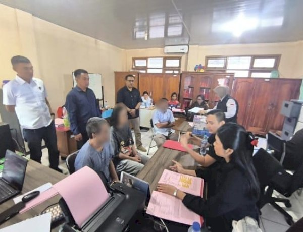 Kasus Pasutri Pembuat Uang Palsu Dinyatakan P-21, Reskrim Polresta Kupang Kota Lakukan Pelimpahan Tersanga dan Barang Bukti.