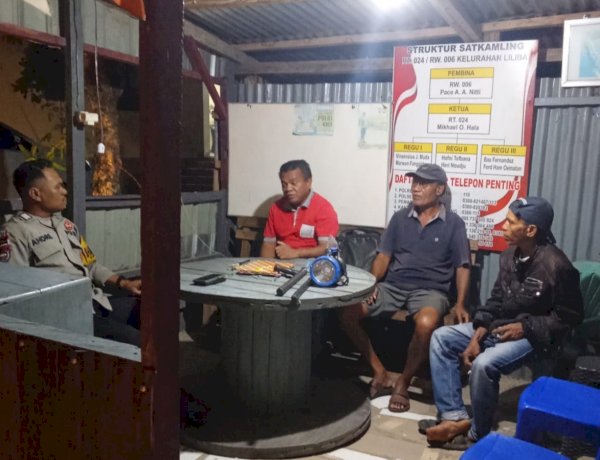 Bhabinkamtibmas Liliba Intensifkan Patroli Malam, Warga Pos Kamling Tuandela Diajak Perkuat Keamanan Lingkungan.