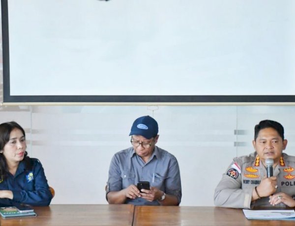 Perisai Demokrasi di Era Digital: Kabidhumas Polda NTT Soroti Perlindungan Jurnalis dari Teror Siber.