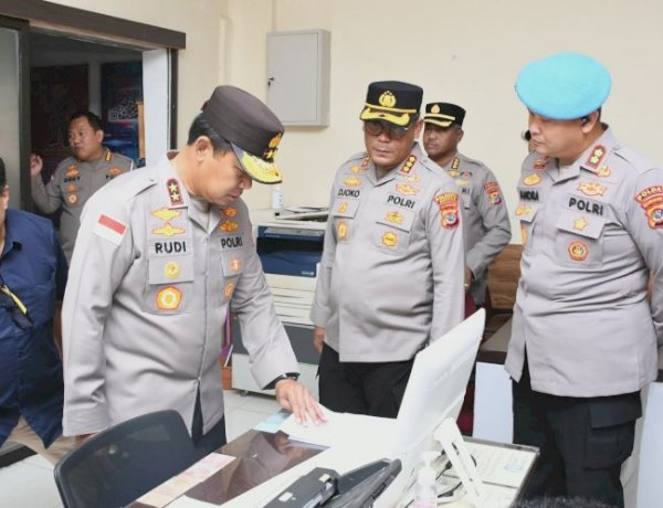 Pastikan Pelayanan Publik Prima, Kapolda NTT Cek Langsung Ruang Pelayanan Masyarakat di Polresta Kupang Kota.