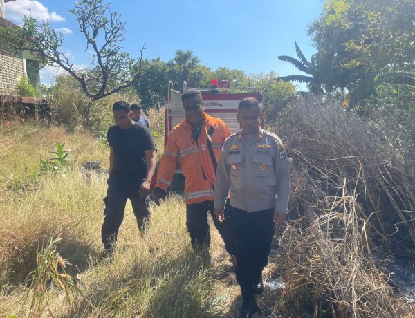 Kapolsek Kota Raja Turun Langsung ke Lokasi Kebakaran Rumput di Kuanino