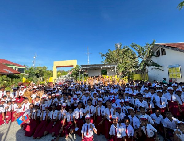 Bhabinkamtibmas Manutapen Jadi Pembina Upacara di SD Inpres Palsatu, Ajak Siswa Rajin Belajar dan Bijak Gunakan HP.