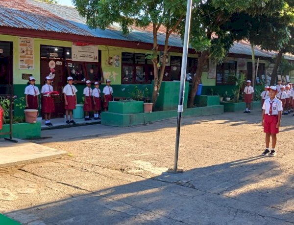 Polsek Kota Raja Tanamkan Disiplin dan Pesan Kamtibmas Lewat Upacara Bendera di Sekolah
