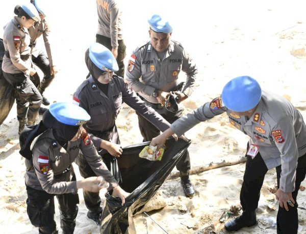 Kabidpropam Polda NTT Pimpin Penyematan Baret Biru dan Aksi Bersih Pantai Pasir Panjang