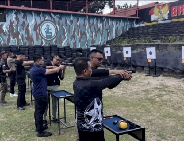 Ujian Menembak Hari Kedua, Wakapolresta Kupang Kota Tekankan Tanggung Jawab dan Disiplin Pemegang Senpi Dinas.