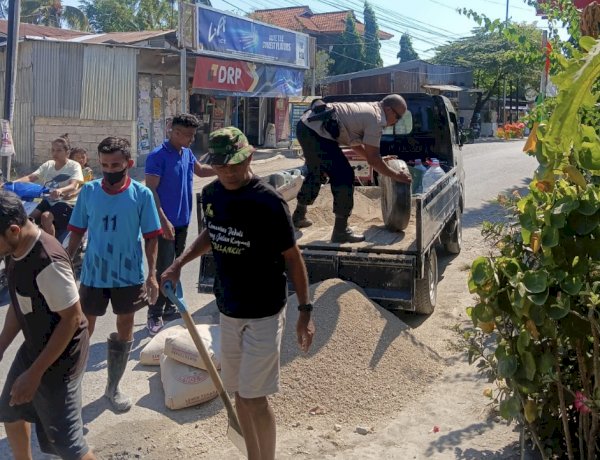 Bhabinkamtibmas Batuplat Bersama Lurah dan Warga Gotong Royong Tambal Jalan Berlubang Demi Keselamatan Pengguna Jalan