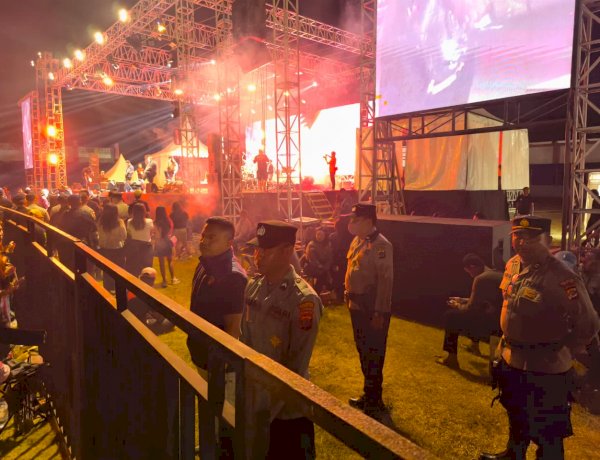 Kapolresta Kupang Kota Pimpin Pengamanan, Konser Hardrock D'Legend Bersama Iwan Fals Berlangsung Aman dan Tertib.