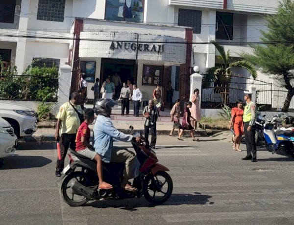 Satlantas Polresta Kupang Kota Amankan Ibadah Hari Minggu, Ingatkan Jemaat Tertib Berlalu Lintas.
