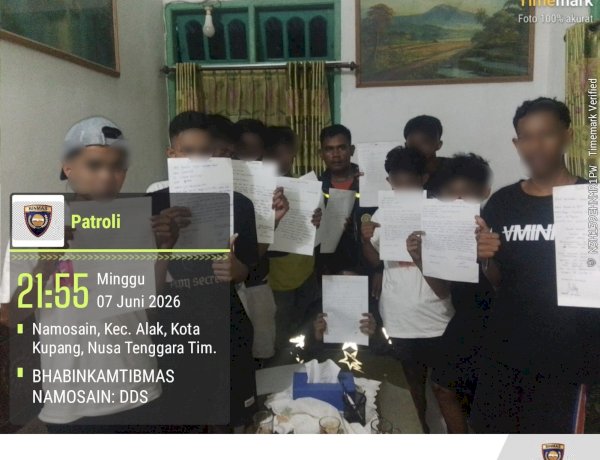 Rusak Pintu Kamar Mandi SD Inpres Osmok, 10 Remaja Dimediasi Bhabinkamtibmas Namosain dan Sepakat Ganti Rugi.