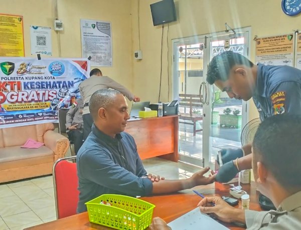 Sidokkes Polresta Kupang Kota Berikan Pelayanan Kesehatan Gratis Jelang Hari Bhayangkara ke-80